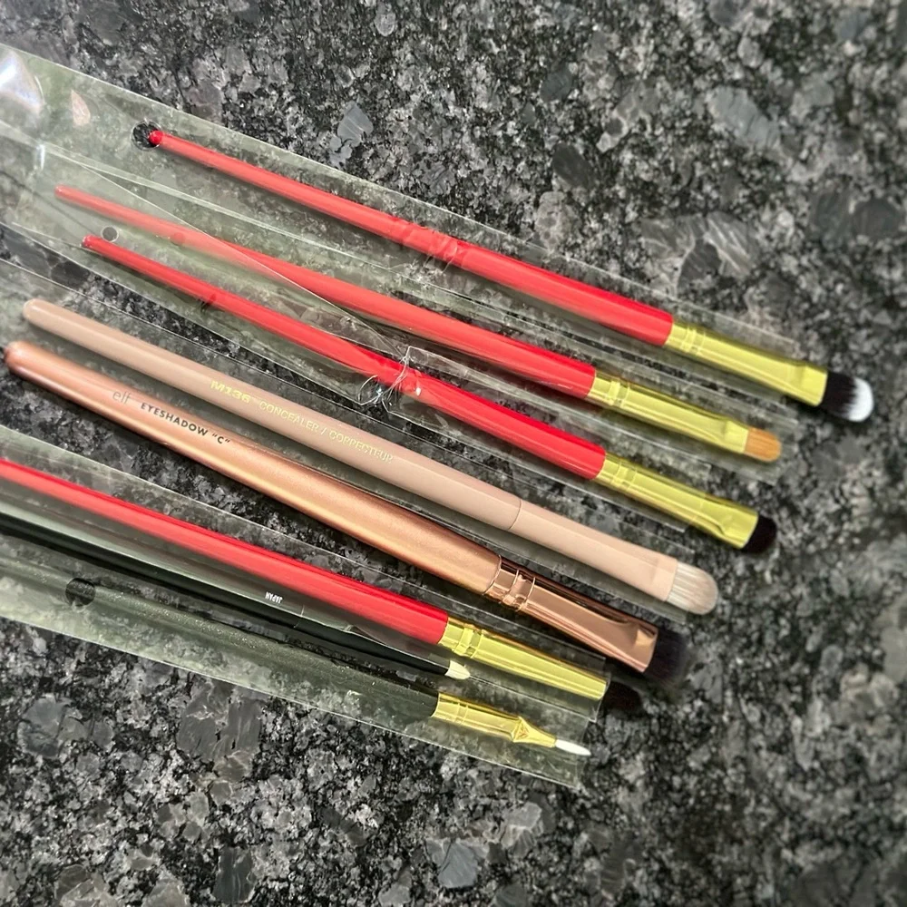 Set of Assorted High Qualitu Makeup Brushes for eyes